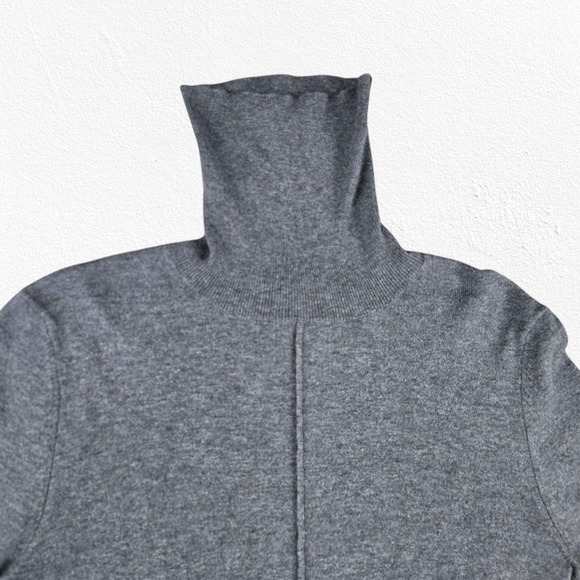 CAbi Grey Turtleneck Front Pleat Long Sleeve Pullover Minimal Sweater Size Small - Picture 2 of 6